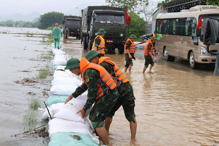 Lũ sông Bùi tiếp tục lên cao gây tràn đê Bùi 2. Ảnh: Thu Hiền