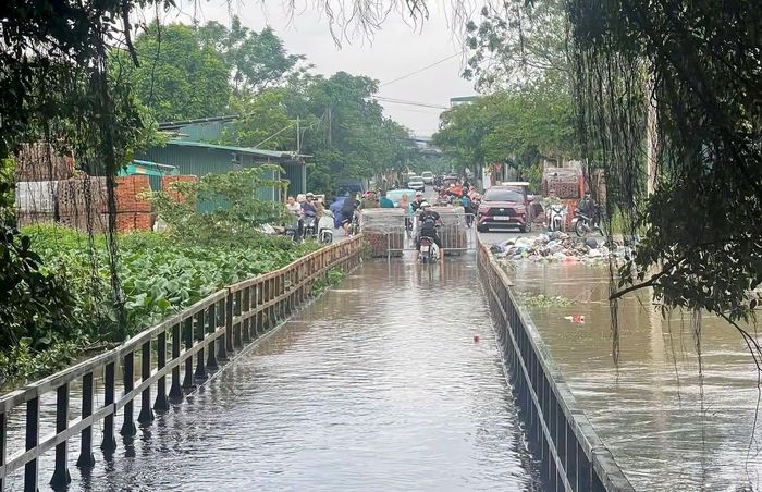 Mực nước hiện cao hơn mặt cầu khoảng 30cm.