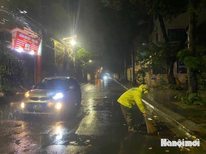 Công nhân khơi thông cửa thu nước, góp phần tăng khả năng tiêu thoát trên các tuyến phố.