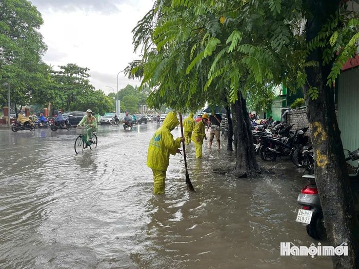Công nhân thoát nước khơi thông ga, ghi thu tại đường Lê Trọng Tấn.