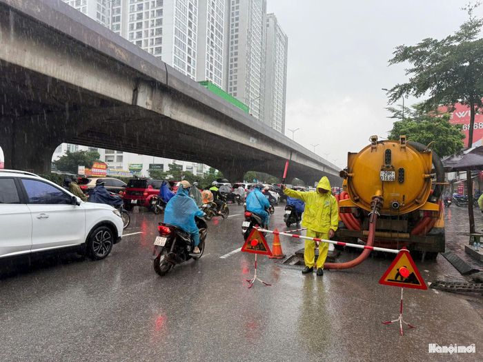 Xí nghiệp thi công cơ giới ứng trực tại đường Nguyễn Xiển.