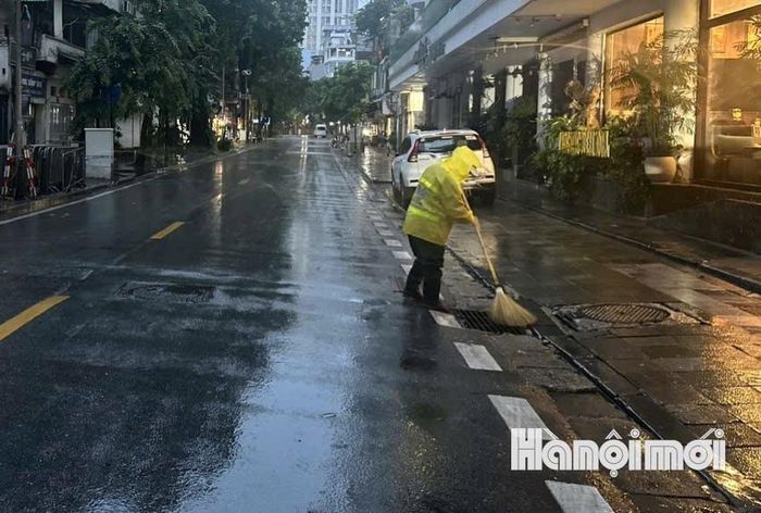 Lực lượng thoát nước làm việc xuyên đêm, xử lý rác và vật cản tại các cửa thu. Xí nghiệp thoát nước số 1 ứng trực tại phố Đốc Ngữ.