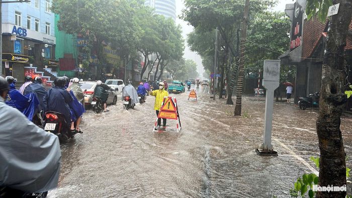 Xí nghiệp thoát nước số 4 xử lý đọng nước, điều tiết giao thông.