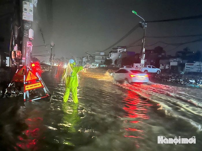 Công nhân xí nghiệp thoát nước số 6 đặt biển cảnh báo, rào chắn tại vị trí đang xử lý, bảo đảm an toàn giao thông.