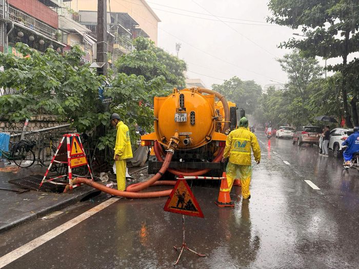Các lực lượng, phương tiện tiếp tục được duy trì ứng trực, xử lý úng ngập và khơi thông dòng chảy.