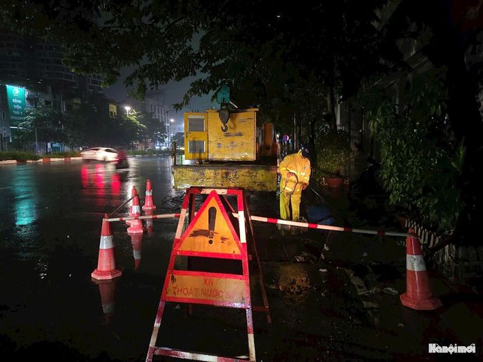 Vận hành phương tiện chuyên dụng để hỗ trợ tiêu thoát nước tại các khu vực thấp trũng.