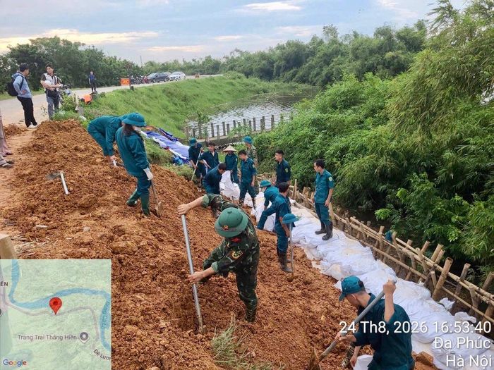 Chính quyền xã Đa Phúc khắc phục sự cố đê tả sông Cà Lồ vào tháng 8-2026. Ảnh: Tùng Nguyễn