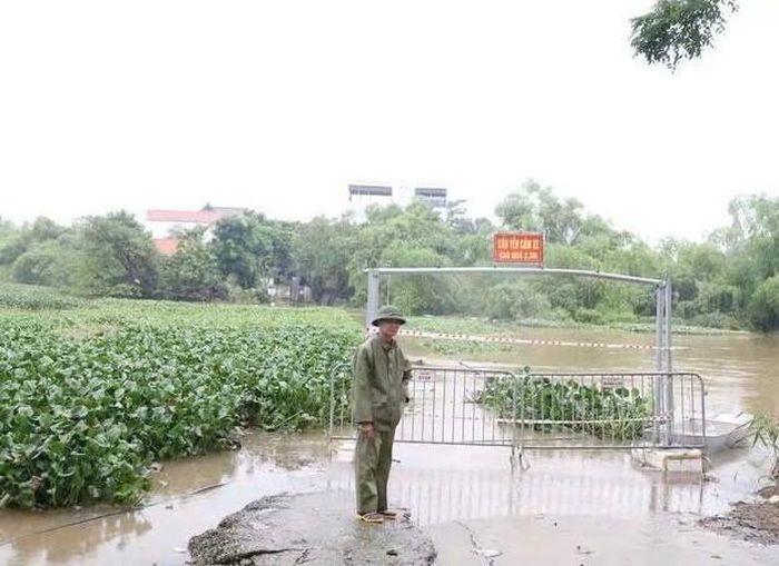 Cầu Lam Điền bị ngập sâu, không thể qua lại. Ảnh: Dương Hà.