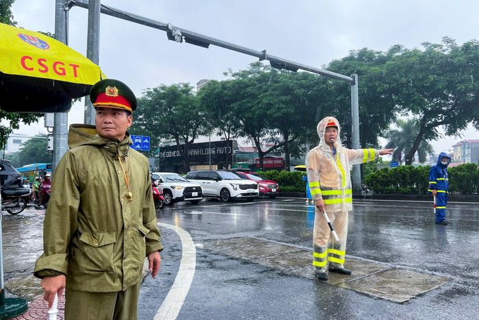 Lực lượng CSGT đã bố trí biển cảnh báo, hướng dẫn người dân lựa chọn lộ trình phù hợp, hạn chế di chuyển vào khu vực có nguy cơ mất an toàn. Ảnh: PV