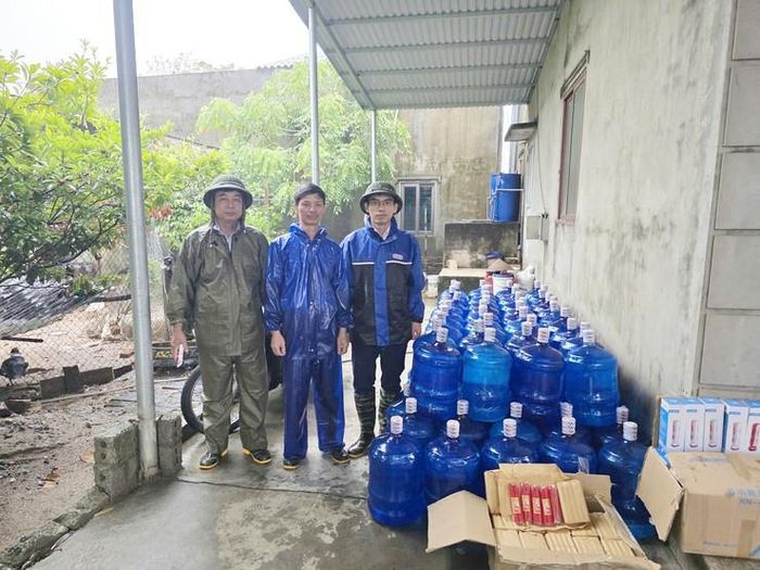 Xã Quảng Bị hỗ trợ người dân bị ngập lụt nhu yếu phẩm. Ảnh: Phương Liên