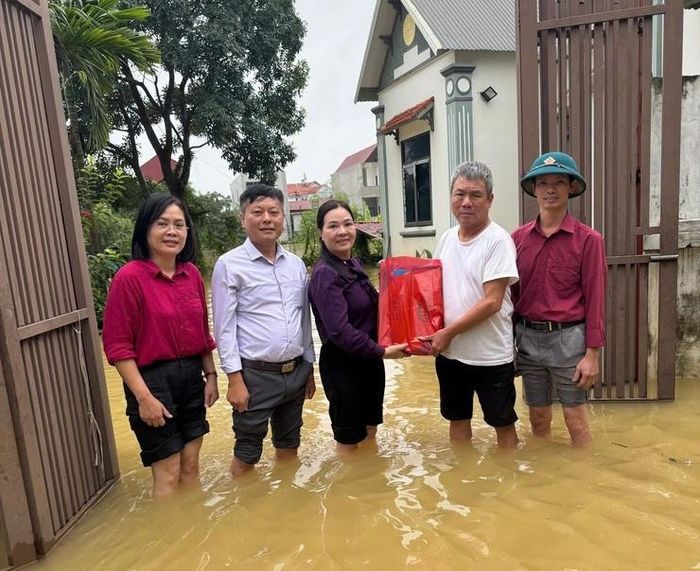Xã Quảng Bị thăm hỏi, tặng quà động viên các gia đình bị ngập lụt. Ảnh: Phương Liên