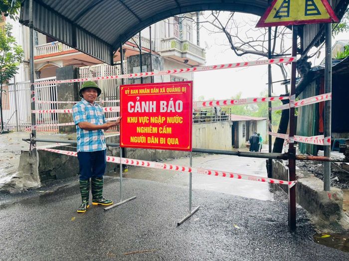 Xã Quảng Bị cắm biển cảnh báo người dân không đi vào khu vực ngập sâu. Ảnh: Phương Liên