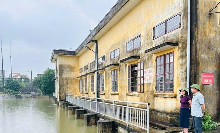 Nước sông Nhuệ vượt báo động cấp II, xã Ứng Hòa chỉ đạo các lực lượng chủ động phương án ứng phó. Ảnh: Phùng Lương