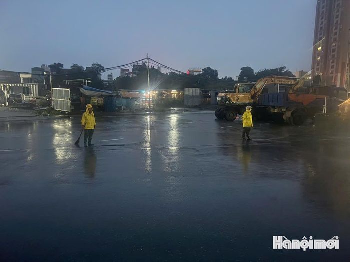 Xí nghiệp thoát nước số 5 ứng trực tại đường Cổ linh.