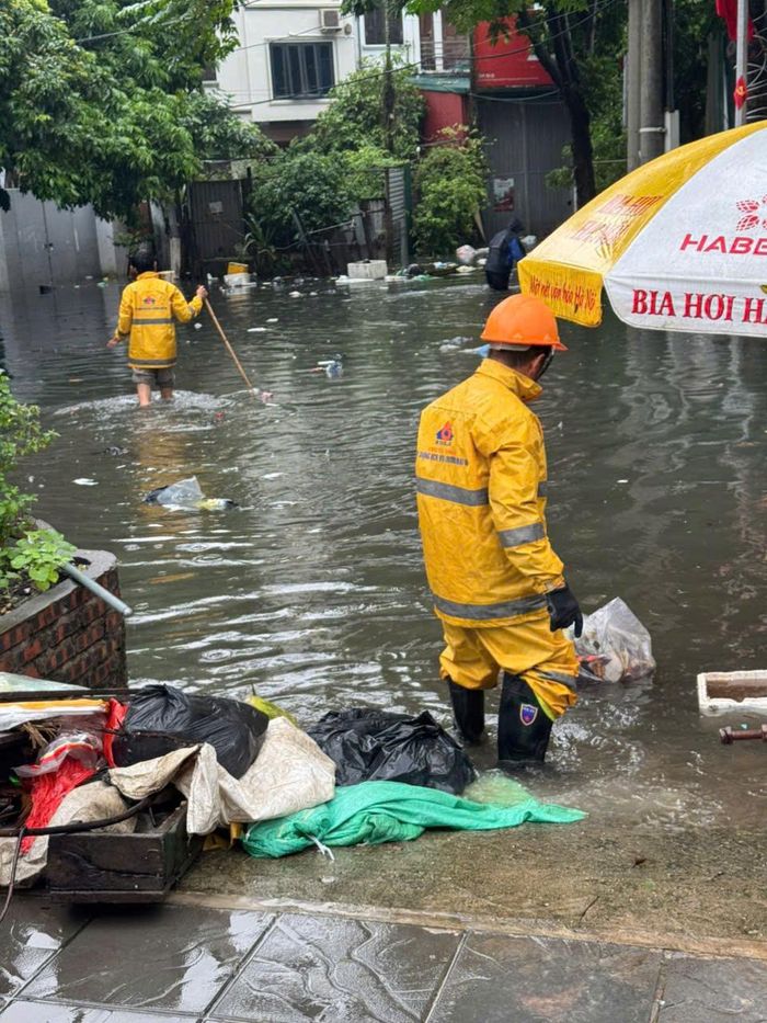 Lực lượng chức năng ứng trực, khắc phục điểm ngập úng trên địa bàn phường. Ảnh: PV