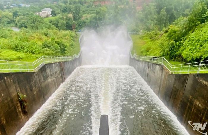 Hồ Núi Cốc đang xả tràn. Ảnh: Báo Thái Nguyên.