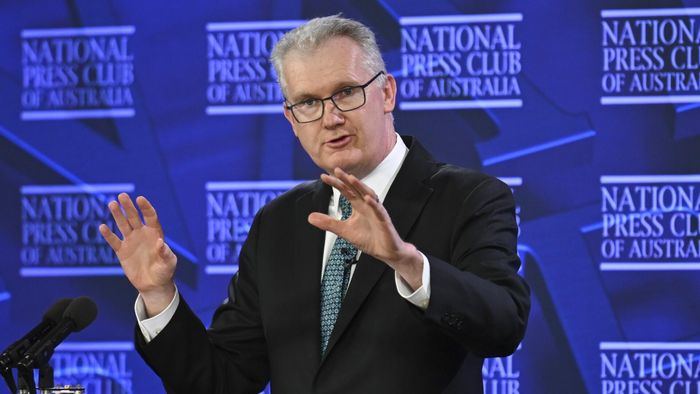 Bộ trưởng Nội vụ Australia Tony Burke công bố các biện pháp cải tổ chính sách nhập cư. Ảnh: Bộ Nội vụ Australia