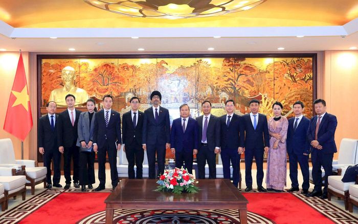 Đại diện lãnh đạo UBND thành phố Hà Nội chụp ảnh cùng Đại sứ, cán bộ Đại sứ quán Singapore tại Việt Nam. Ảnh: Viết Thành