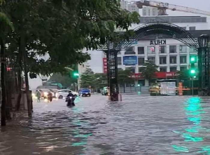 Khu vực cổng chào xã An Khánh ngập sâu trong nước vào sáng sớm 17-9. Ảnh: AK