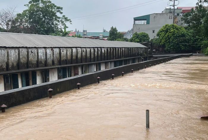 Trạm bơm Đào Nguyên đang hoạt động hết công suất để tiêu thoát nước cho xã An Khánh. Ảnh: AK
