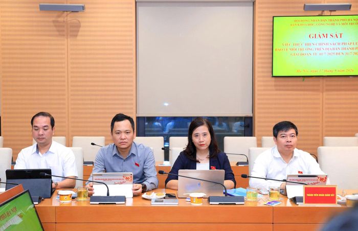 Thành viên đoàn giám sát. Ảnh: Lê Hải