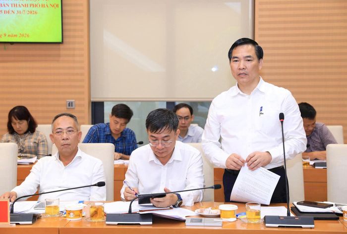 Phó Giám đốc Sở Xây dựng Hà Nội Trần Hữu Bảo cáo cáo tại buổi làm việc. Ảnh: Lê Hải