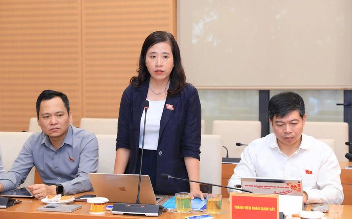 Thành viên đoàn giám sát trao đổi về một số nội dung cần làm rõ. Ảnh: Lê Hải