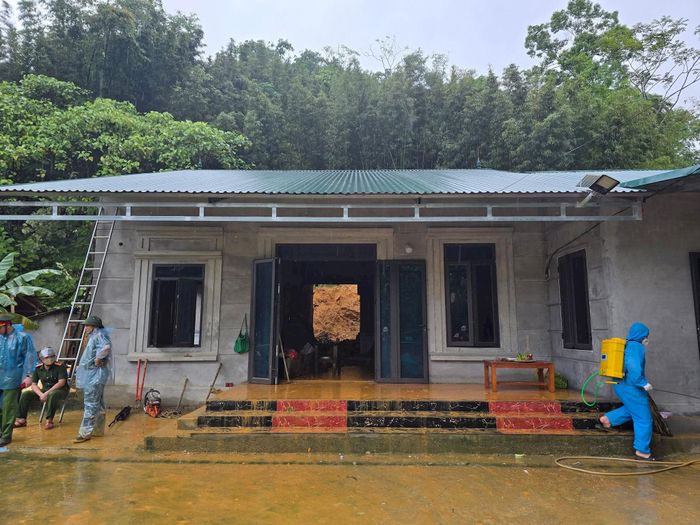Ngôi nhà gia đình ông Xa Văn Dong gặp nạn sáng nay. Ảnh: Phương Thảo.