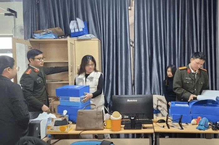 Cơ quan Công an tiến hành khám xét và thu giữ các tài liệu liên quan tại Công ty Triệu Nụ Cười. Ảnh: Công an thành phố Hà Nội.