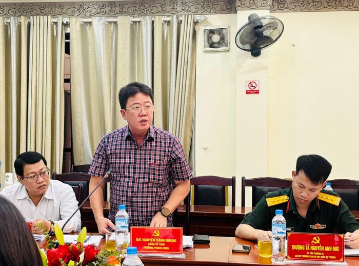 Đại diện UBND phường trình bày tờ trình đề án. Ảnh: An Quyên