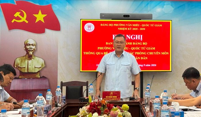 Bí thư Đảng ủy phường Văn Miếu - Quốc Tử Giám Vũ Xuân Hùng phát biểu tại hội nghị. Ảnh: An Quyên
