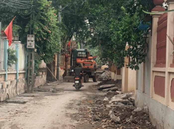 Trong quá trình thi công, đơn vị thi công không vận chuyển đất về bãi tập kết mà để trên công trường gây mất an toàn giao thông, ảnh hưởng đến vệ sinh môi trường. Ảnh: NDCC