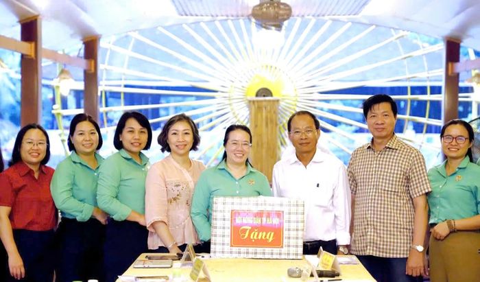 Đoàn công tác Hội Nông dân thành phố Hà Nội thăm, tặng quà Hội Nông dân tỉnh Đồng Tháp và thành phố Cần Thơ. Ảnh: Hải Yến