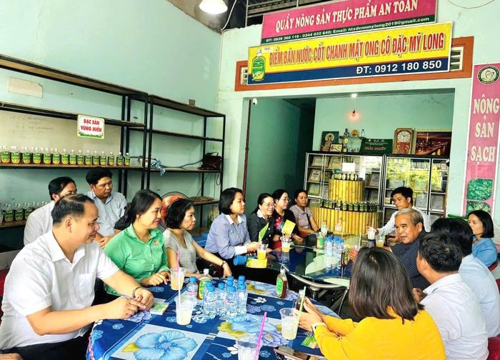 Đoàn công tác Hội Nông dân thành phố Hà Nội tham quan Hợp tác xã Dịch vụ nông nghiệp Mỹ Long (tỉnh Đồng Tháp) với mô hình sản xuất nước cốt chanh mật ong cô đặc đạt chuẩn OCOP 4. Ảnh: Hải Yến