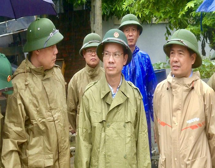 Phó Chủ tịch UBND thành phố Hà Nội Bùi Duy Cường chỉ đạo đại diện sở ban ngành, địa phương tại hiện trường. Ảnh: Mỹ Hạnh.