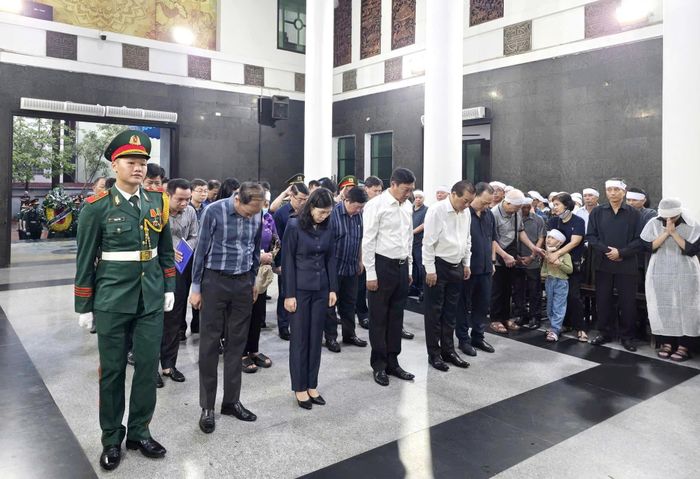 Các đồng chí lãnh đạo thành phố viếng các nạn nhân trong vụ cháy xảy ra tại nhà dân số 2B, ngách 264/2 đường Thụy Khuê, phường Tây Hồ. Ảnh: Lê Kiên