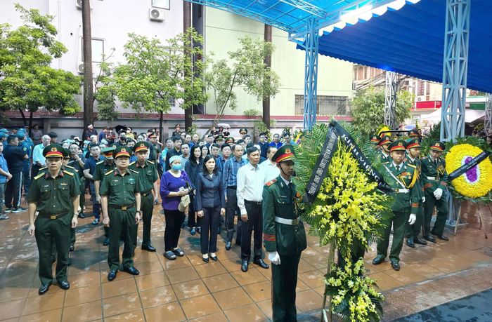 Các đồng chí lãnh đạo thành phố viếng các nạn nhân trong vụ cháy xảy ra tại nhà dân số 2B, ngách 264/2 đường Thụy Khuê, phường Tây Hồ. Ảnh: Lê Kiên