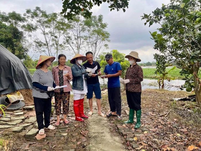 Cán bộ Y tế xã Kim Anh tuyên truyền, hướng dẫn người dân cách thức phòng, chống dịch sốt xuất huyết. Ảnh: Lương Giang