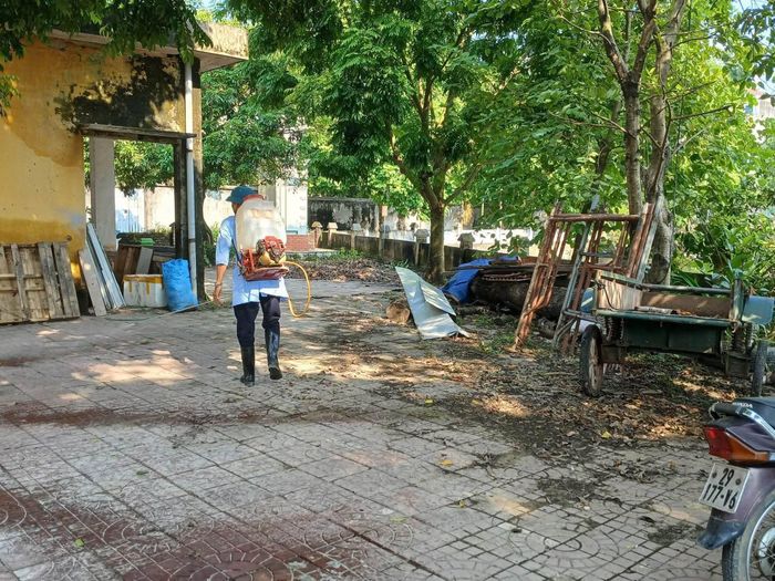 Phun thuốc trừ muỗi, ngặn chặn bệnh sốt xuất huyết trên địa bàn xã Kim Anh. Ảnh: Lương Giang