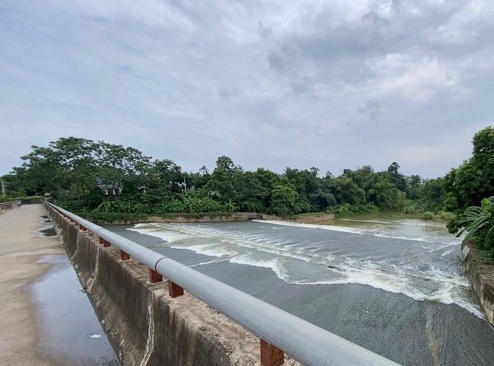 Hồ Đồng Sương đang điều tiết nước qua tràn. Ảnh: Tùng Nguyễn.