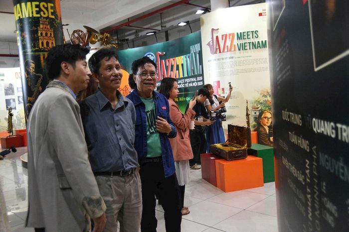 Triển lãm thu hút nhiều người yêu nhạc Jazz đến thưởng lãm. Ảnh: Thành Công