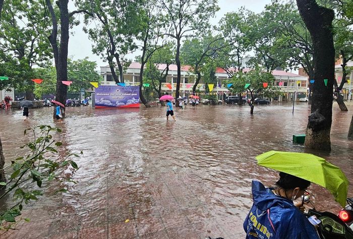 Sân Trường THPT Nguyễn Thị Minh Khai (phường Phú Diễn) ngày 17-9. Ảnh: CTV