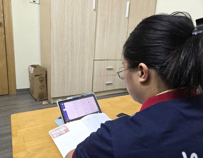 Học sinh Trường THPT Đoàn Thị Điểm (phường Đông Ngạc) học trực tuyến ngày 19-7. Ảnh: CTV
