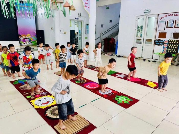 Giờ học của trẻ Trường Mầm non Ánh Sao (phường Nghĩa Đô). Ảnh: CTV
