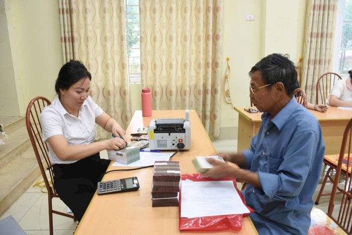 Xã Ứng Hòa chi trả tiền bồi thường hỗ trợ giải phóng mặt bằng Dự án nâng cấp mở rộng tỉnh lộ 426. Ảnh: Phùng Lương