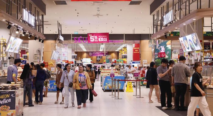 Người tiêu dùng thay đổi hành vi mua sắm đặt ra yêu cầu nhà bán lẻ mở mới điểm bán phù hợp. Ảnh: Khánh Linh