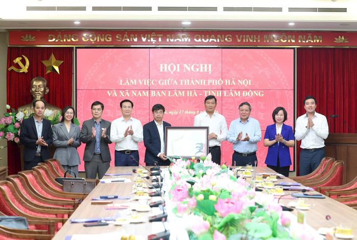 Phó Bí thư Thành ủy Hà Nội Nguyễn Văn Phong cùng các đồng chí lãnh đạo thành phố Hà Nội tặng quà lưu niệm Đoàn công tác xã Nam Ban Lâm Hà (tỉnh Lâm Đồng). Ảnh: Thanh Hải