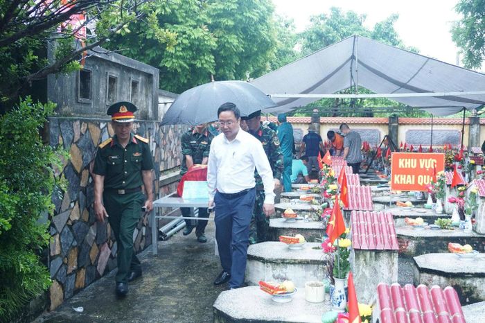 Các lực lượng triển khai nhiệm vụ tại Nghĩa trang liệt sĩ Cổ Bi. Ảnh: Hoàng Anh