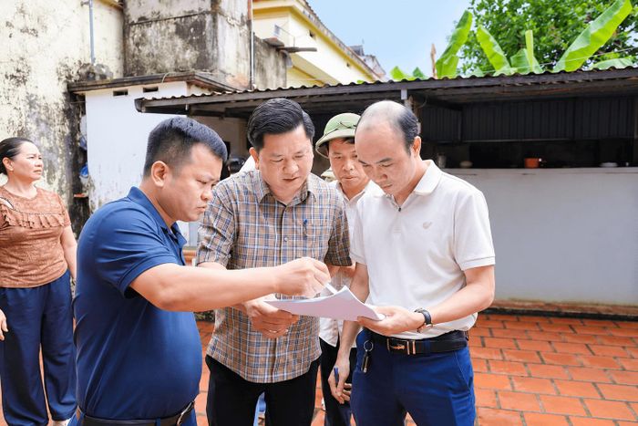 Phó Chủ tịch Thường trực UBND xã Thượng Phúc Nguyễn Đức Thịnh kiểm tra thực địa các dự án trên địa bàn. Ảnh: PV
