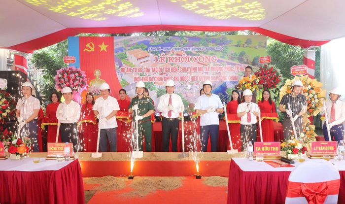 Lãnh đạo xã Thượng Phúc tham dự nghi thức khởi công dự án tu bảo, tôi tạo di tích đền, chùa Vĩnh Mộ trong tháng 7-2026. Ảnh: PV.